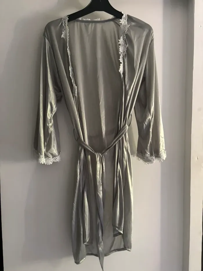 Lot nuit 4 pièces satin gris perle dentelle blanche – chic & sexy - photo numéro 6