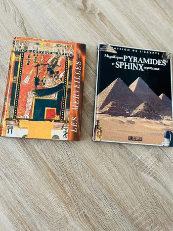 Lot de 2 livres égyptiens et pyramides