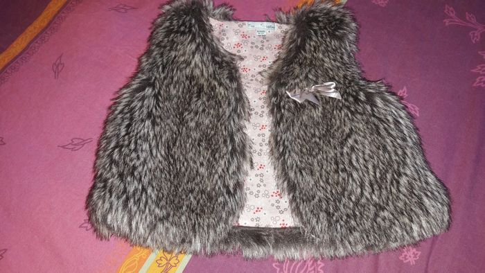 Très jolie veste sans manches à poils