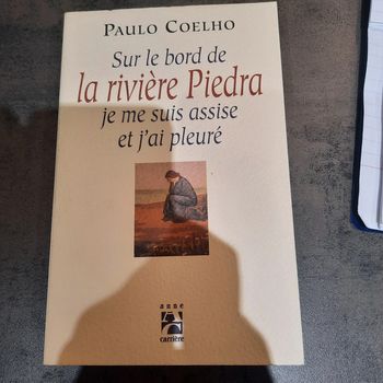 Livre"Sur le bord de la rivière Piedra je me suis assise et j'ai pleuré" Paolo Coelho