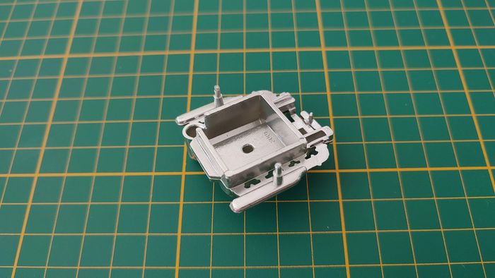 Partie moteur pièce détachée miniature Rolls-Royce Camargue Burago BBurago 1/22 1/22e 1/22eme #B58 - photo numéro 2