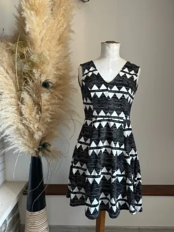 Robe d’été noire et blanche triangles S H&M