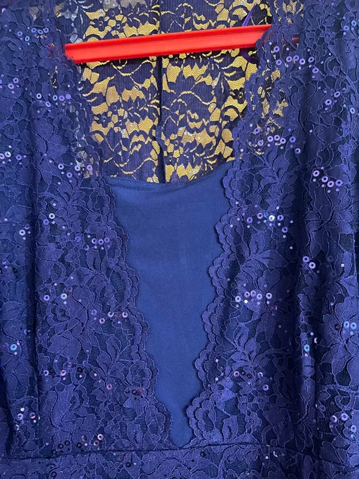 Robe dentelle sequins aubergine