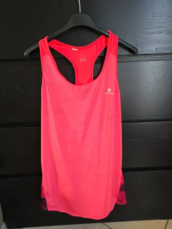 débardeur de sport rose Décathlon