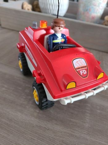 Voiture et bonhomme pompier