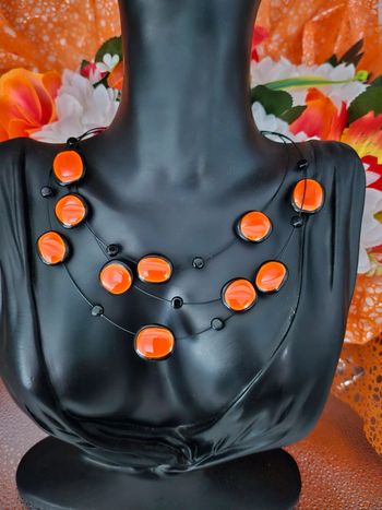 Collier avec ses pastilles orange, Ikita, acier inoxydable hypoallergenique
