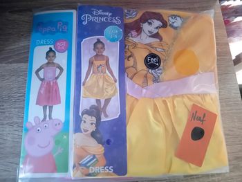 Lot de 2 robe princesse et peppa pig taille 3/4 ans neuves