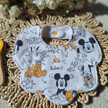 Bavoir forme fleur motifs mickey