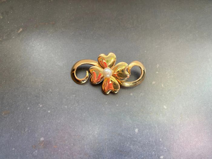 Broche vintage trèfle avec perle sur une note de musique en métal doré - photo numéro 6