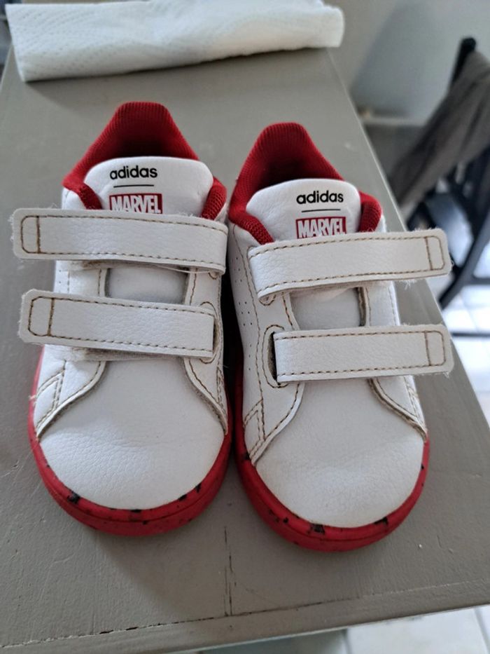 Basket blanche Spiderman Adidas taille 21
