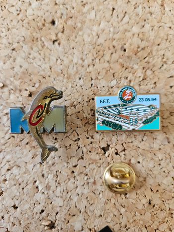 Lot de 2 pin’s Arthus Bertrand