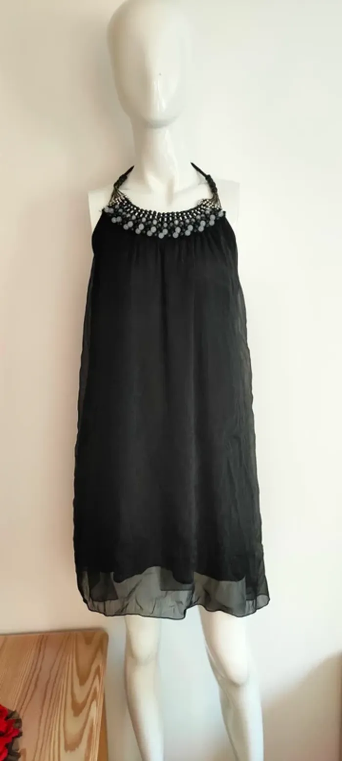 Robe noire d'été, avec plastron perlé - photo numéro 3