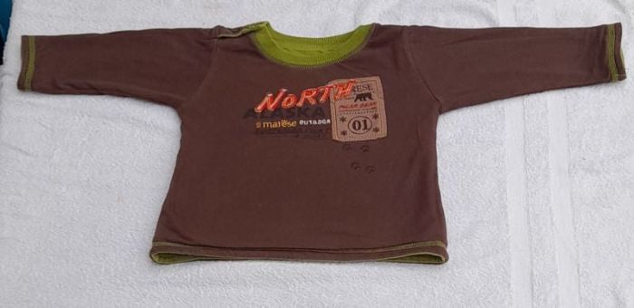 Pull d'hiver reto verso: un côté marron et un vert.