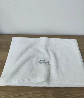 Serviette blanche 50X100 cm belle qualité 600 gr/m2 bords cousus valeur 18€ plusieurs disponibles