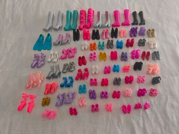 Lot 70 paires de chaussures barbie 