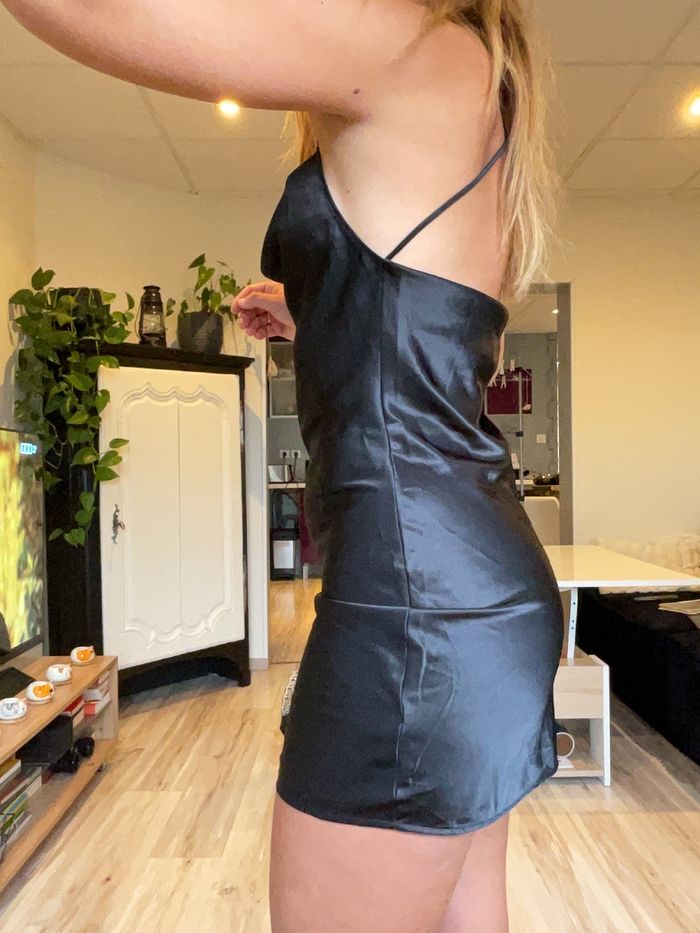 Petite robe noir satin dos nu - photo numéro 2
