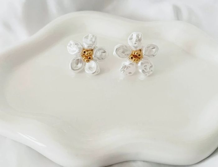 Boucles d’oreilles fleurs blanches perlées