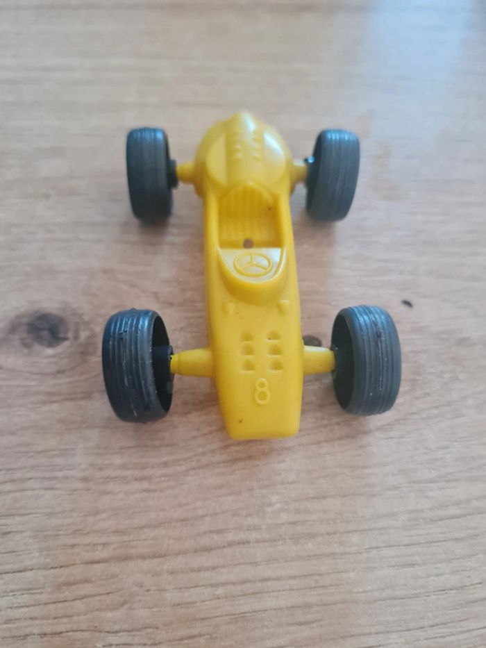 Voiture plastique jaune Vintage 1970.