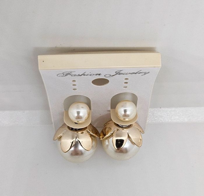 Paire de boucles d'oreilles.
Neuve. - photo numéro 2