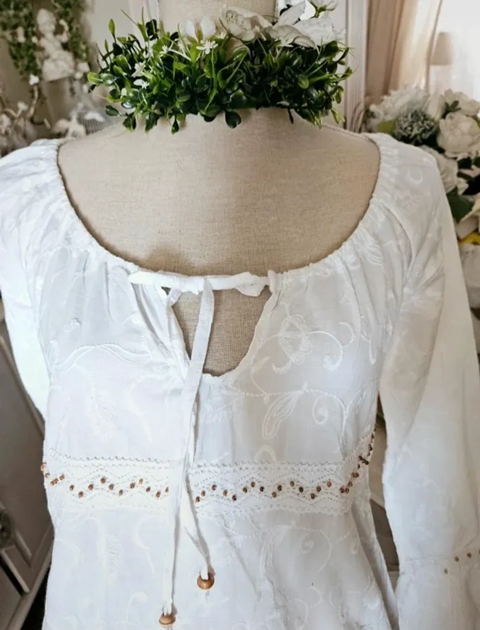 Blouse blanche dentelle brodée Shana Taille 36 Neuve
