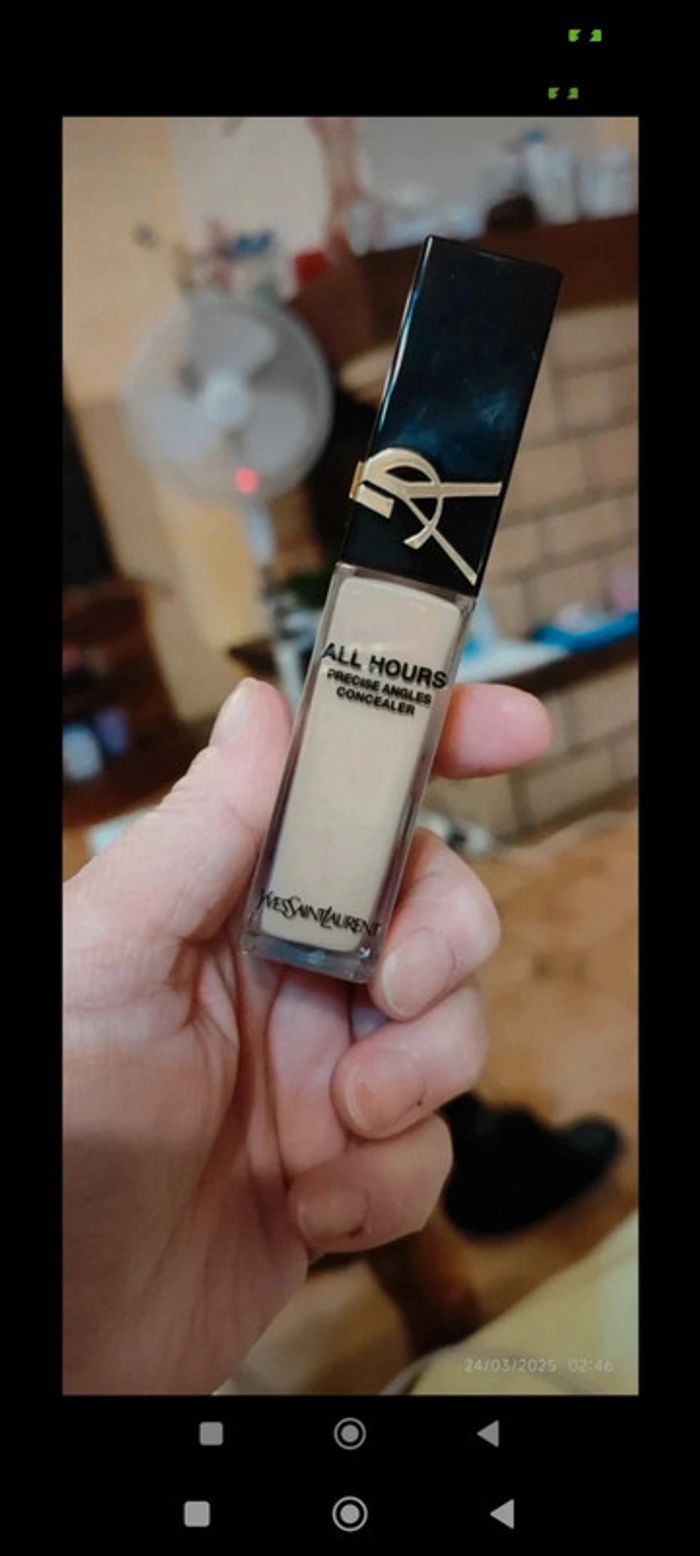 Ysl Beauty All Hours Précise Angles ConcealerTeinte LW1
Neuf