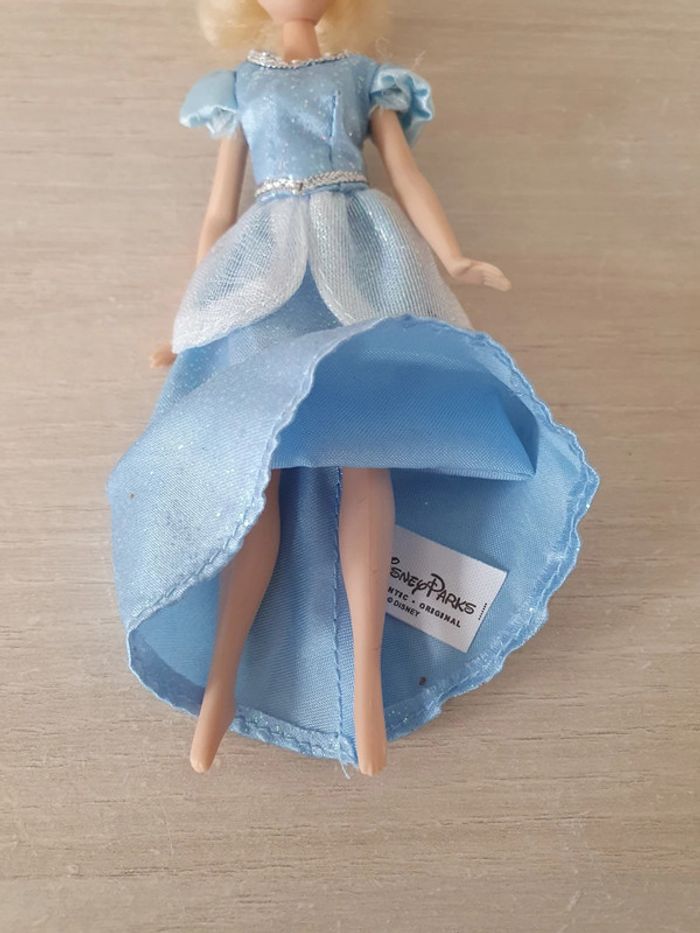 Petite poupée Cendrillon - Disneyland paris - photo numéro 3