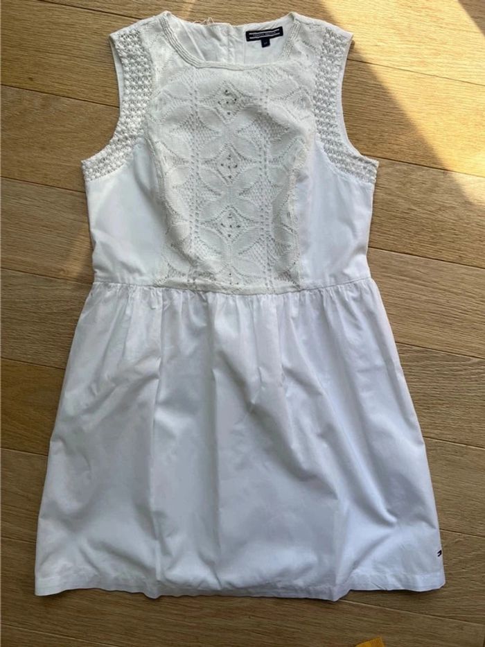 Robe blanche tommy Hilfiger très joli très bon état taille 164cm/ 14 ans