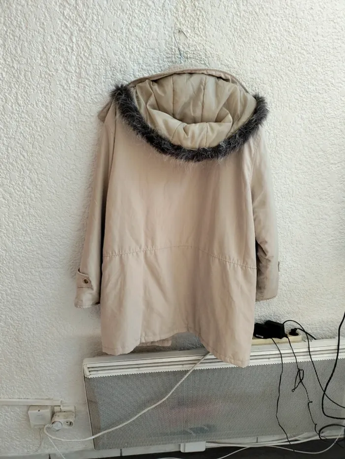 Manteau avec capuche en fourrure detachable beige T 54 - photo numéro 9