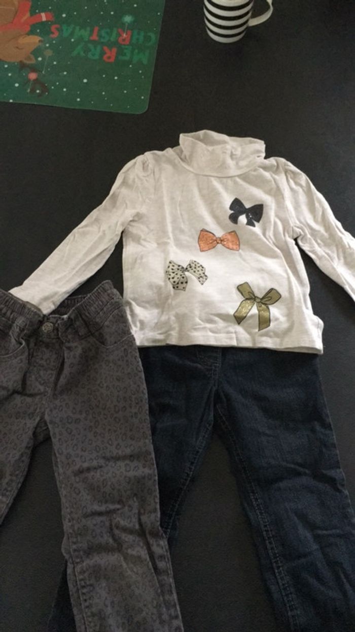 Lot de 2 pantalons + tee shirt