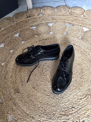 Chaussures  noir vernis taille 36 avec petite semelle de 3 cm