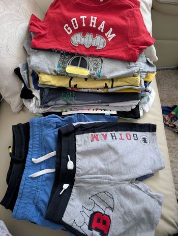 Lot de 19 t-shirts demi-manche garçon 3 ans et 4shorts