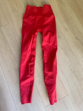 👩 Legging sport rouge – Fabletics – T.S
