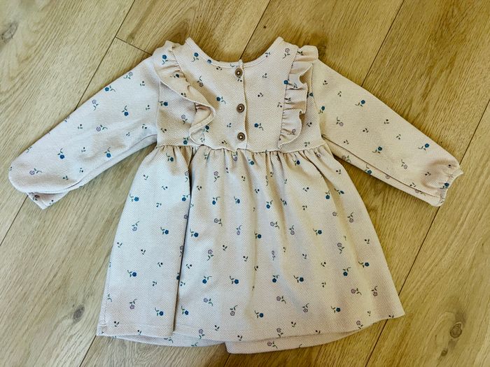 🌸 Robe / 12 MOIS - photo numéro 2