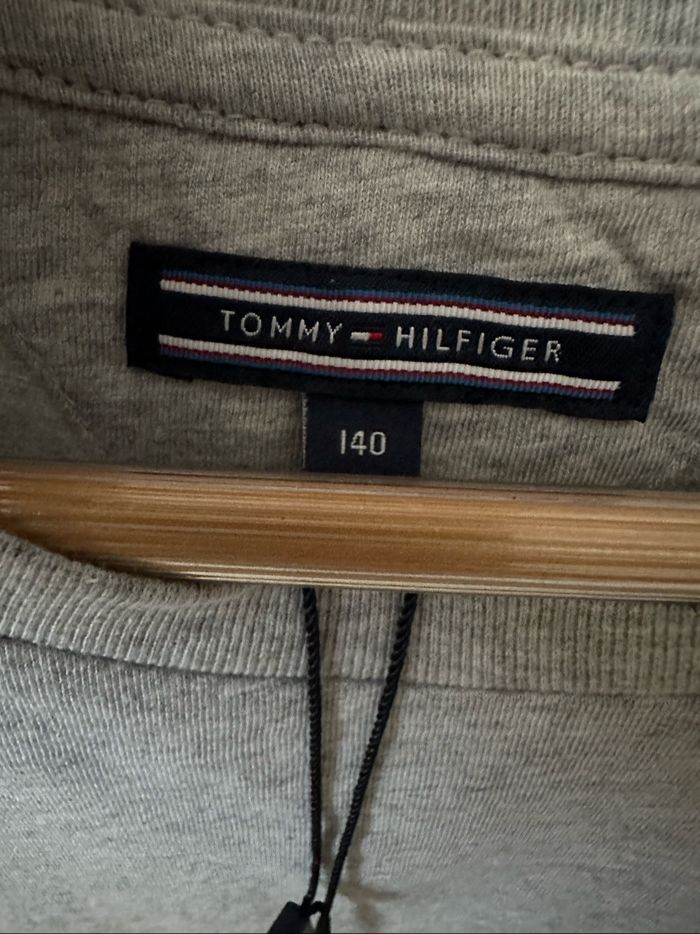 T-shirt manches longues tommy Hilfiger gris taille 140 cm neuf avec étiquette - photo numéro 2