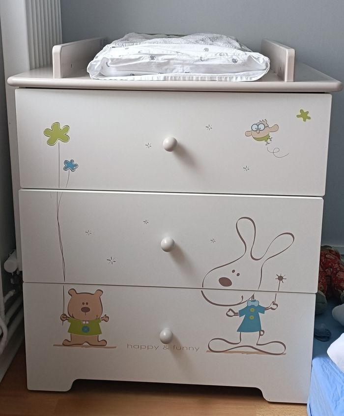 Ensemble commode avec plan à langer et lit à barreaux