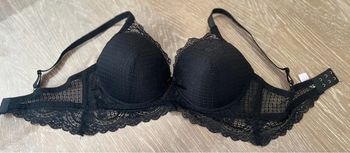 304 - un soutiens gorge noir dentelle