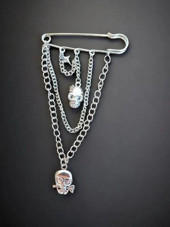 Broche épingle à nourrice chaines breloques têtes de mort 💀