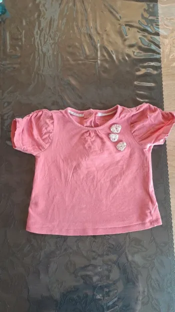 💚T-shirt rose fille avec manches bouffantes et fleurs – 24 mois