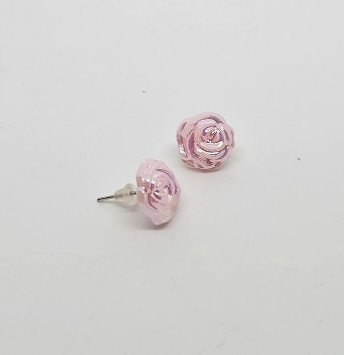 Paire de boucles d'oreilles.
Neuve.
Fleur rose claire