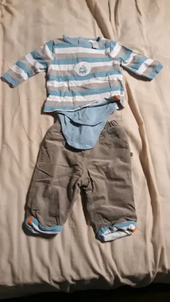 Ensemble avec tee-shirt qui fais body plus pantalon doubler