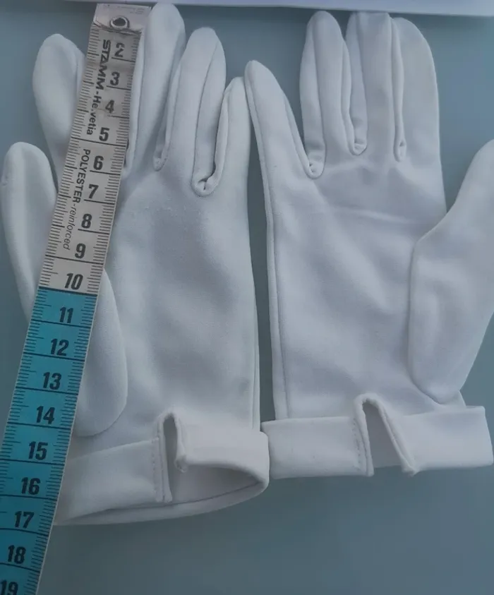 Jolis gants blancs pour mains d'enfant - photo numéro 3