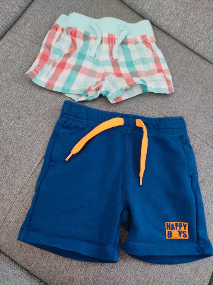 2 shorts taille 9 mois