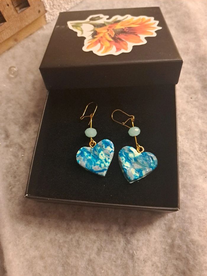 Boucles d'oreilles pendante cœur bleu pâte polymere - photo numéro 3