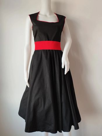 Robe Lindy Bop Rockabilly/Pin up noire avec liseré rouge