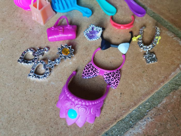 Lot de 14 accessoires en plastique pour poupée - photo numéro 3