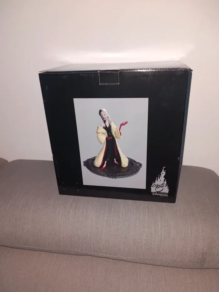 Disney figurine Cruella