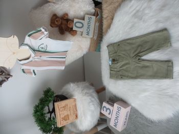 Jolie ensemble Primark 1 T shirt manche courte blanc abricot vert menthe pantalon vert kaki clair bo