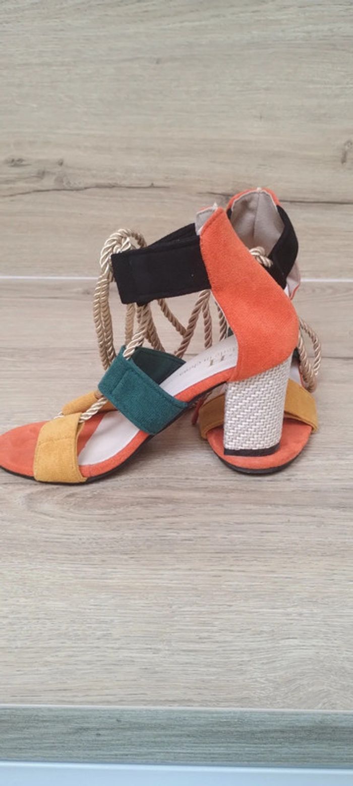 escarpin sandale a talon colores femme taille 35 en très bon état - photo numéro 3