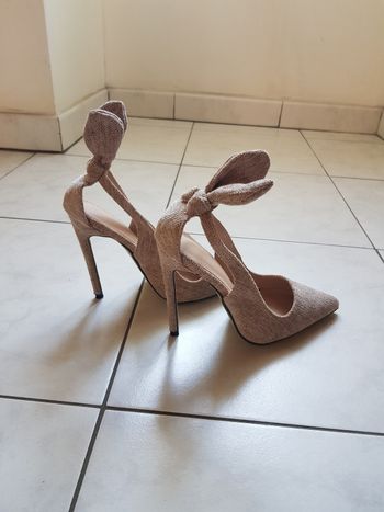 Chaussure à talon avec nœuds
