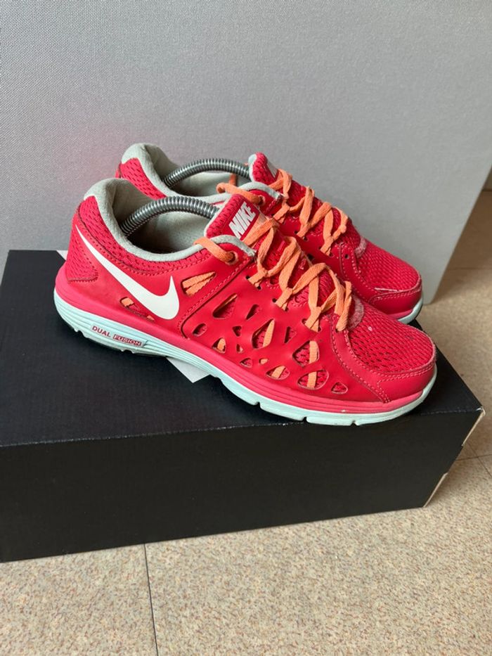Baskets / Chaussures De Course Nike Taille (37.5) - photo numéro 2